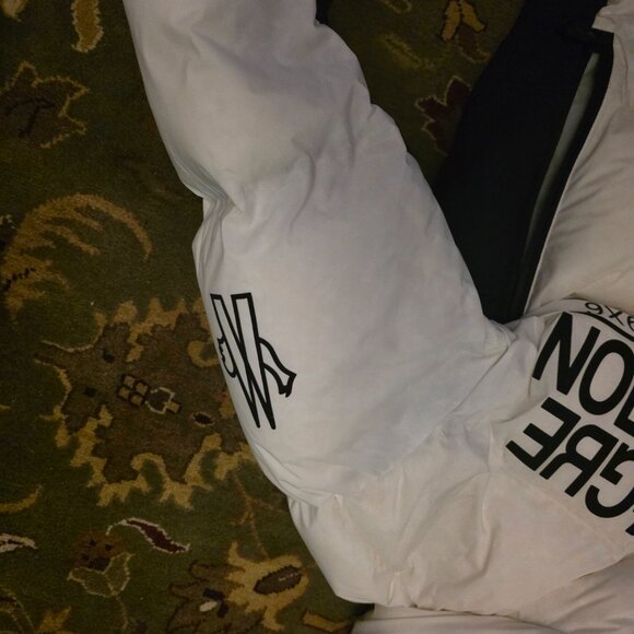 Moncler Grenoble Men's Pramint puffer Jacket in White ski jacket - Picture 10 of 12